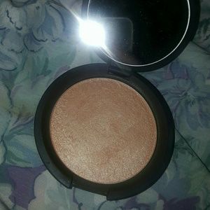 Becca highlighter in champagne pop